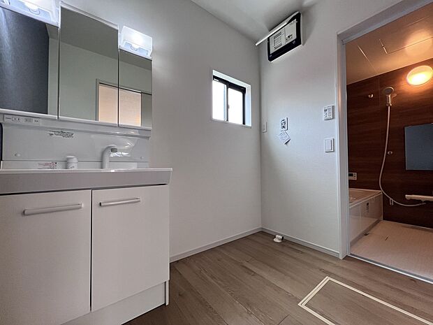 【同仕様写真(その他内観)】三面鏡仕様の洗面化粧台(1号棟同仕様)