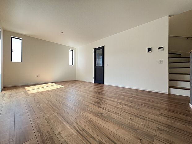 【リビング】LDK18.7帖　自然と家族が集うリビング階段仕様　居心地よい空間です