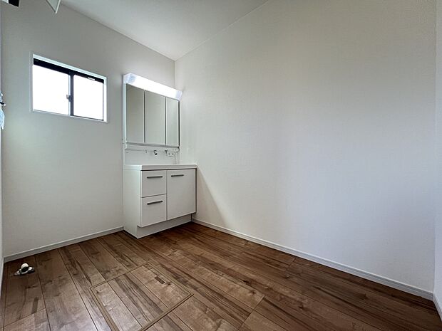 【洗面台・洗面所】脱衣所は広めの設計　三面鏡仕様の洗面化粧台を設置しました