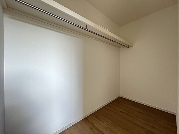 【ウォークインクローゼット】ハンガーパイプ付きのウォークインクローゼット