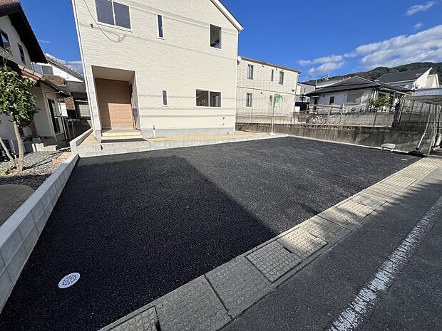 【駐車場】お車は4台並列で駐車可能です