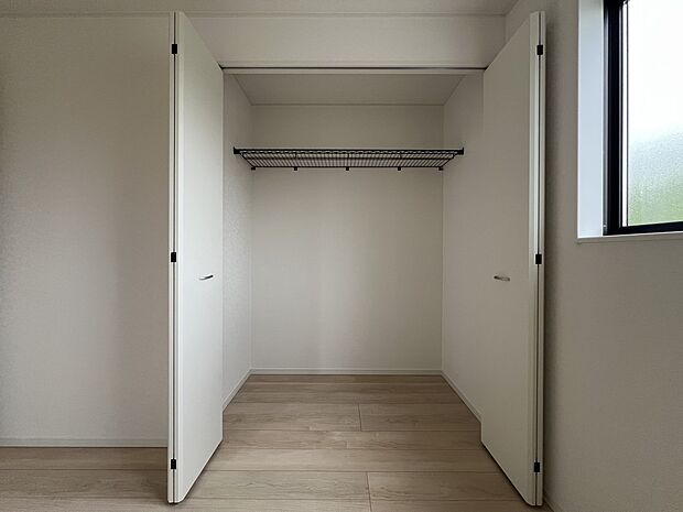 【同仕様写真(その他内観)】クローゼット収納(1号棟同仕様)