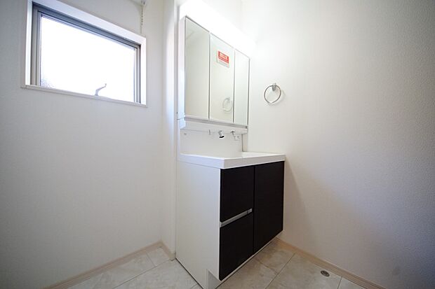 【同仕様写真(その他内観)】三面鏡仕様の洗面化粧台(1号棟同仕様)