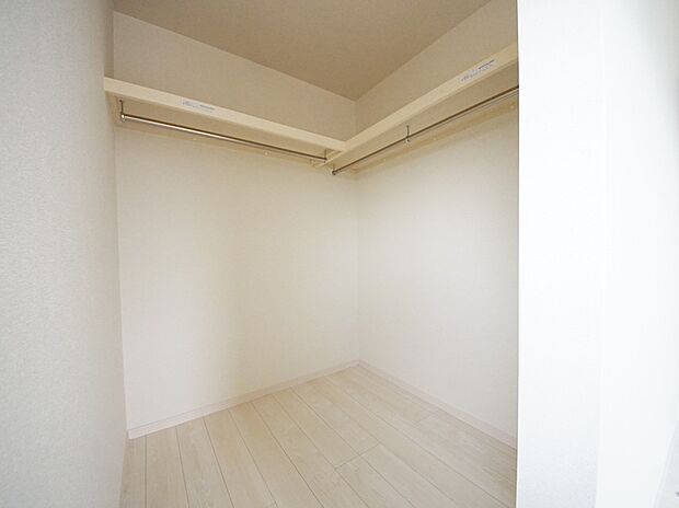 【同仕様写真(その他内観)】ハンガーパイプ付きのウォークインクローゼット(1号棟同仕様)