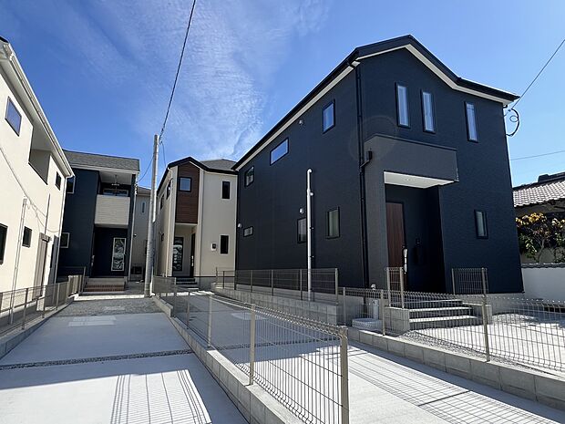 【現地外観写真】現地外観  左から2号棟、3号棟、4号棟