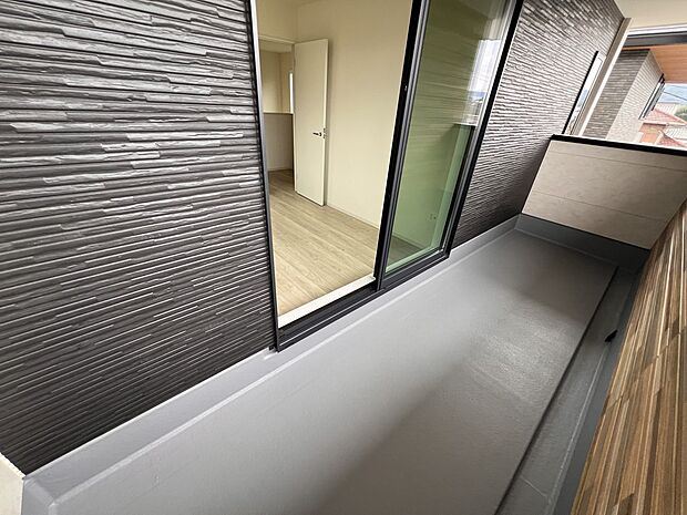 【同仕様写真(その他内観)】洋室5.5帖から出入り可能の北向きバルコニー(同仕様)