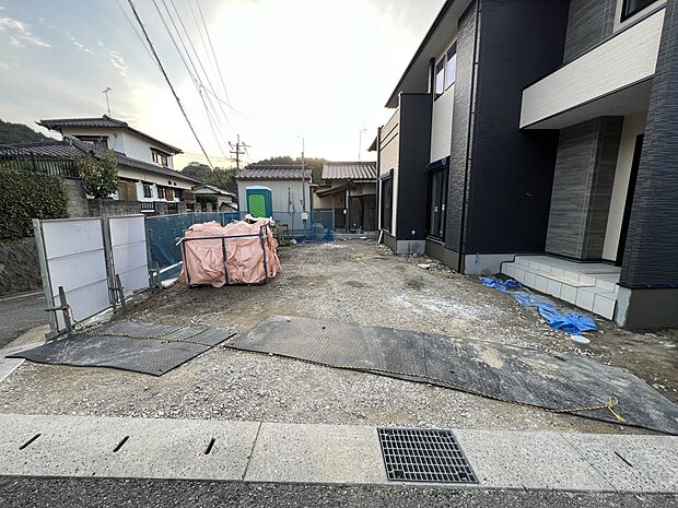 【駐車場】お車は2台並列で駐車可能です