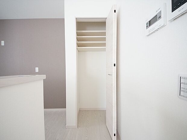【同仕様写真(その他内観)】キッチン横パントリー(同仕様)
