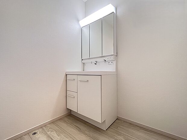 【同仕様写真(その他内観)】三面鏡仕様の洗面化粧台(同仕様)