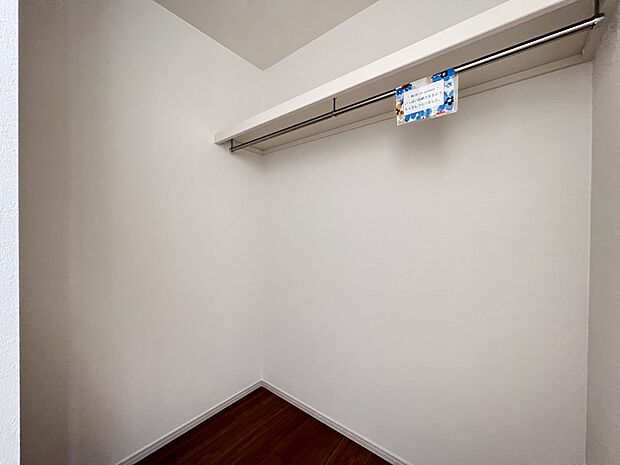 【同仕様写真(その他内観)】WICは各階1ヶ所ずつ完備(同仕様)