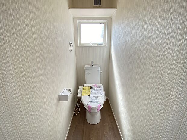 【同仕様写真(その他内観)】トイレは各階にご用意。ウォシュレット機能付き(1号地同仕様)