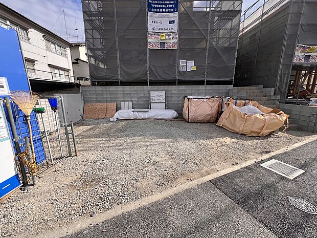 【現地外観写真】お車は2台並列で駐車可能です(1号棟)