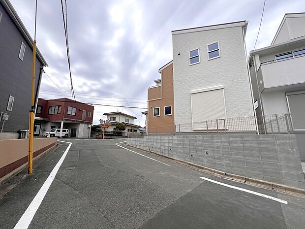 【前面道路含む現地写真】接道:南東側6.1m公道