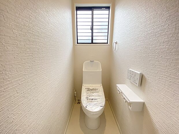 【同仕様写真(その他内観)】トイレは各階にご用意。ウォシュレット機能付き(A号地同仕様)