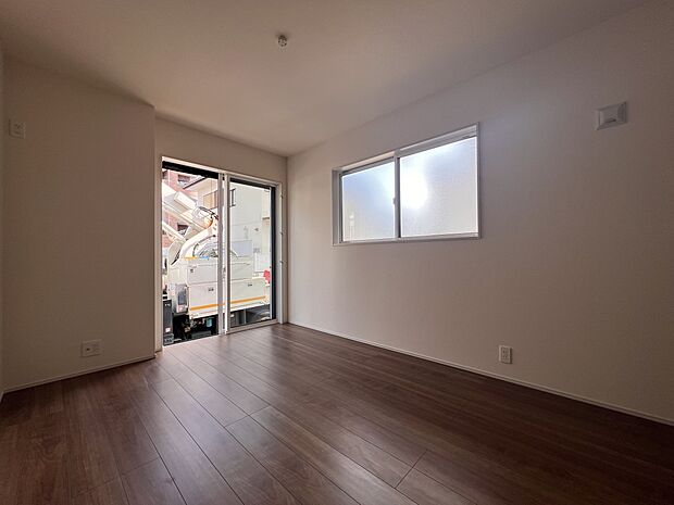 【洋室】洋室6帖　2面採光の明るい居室です(2号棟)