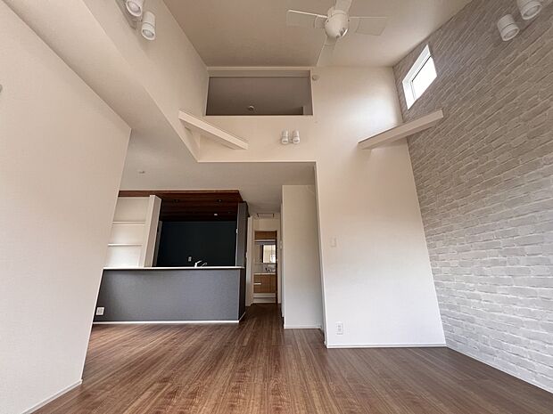 【リビング】屋根形状の天井で開放的なリビング空間です　是非現地でご体感ください(2号棟)