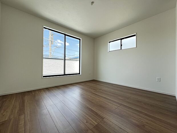 【同仕様写真(その他内観)】洋室9.1帖　WIC、バルコニー付きの南向き2面採光仕様のお部屋です(同仕様)