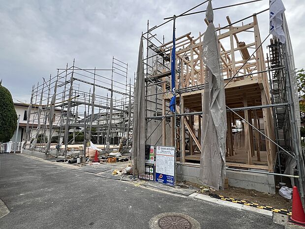 【現地外観写真】手前：1号棟、奥：2号棟の全2棟です