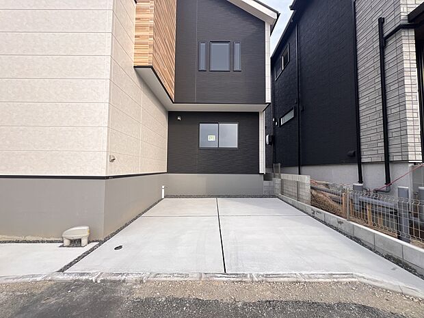 【駐車場】お車は2台並列で駐車可能です