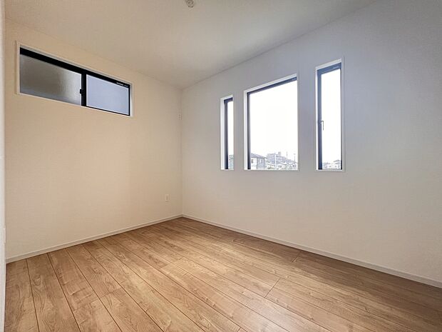 【洋室】洋室4.8帖 居室としてはもちろん、収納部屋としても重宝します(1号棟)