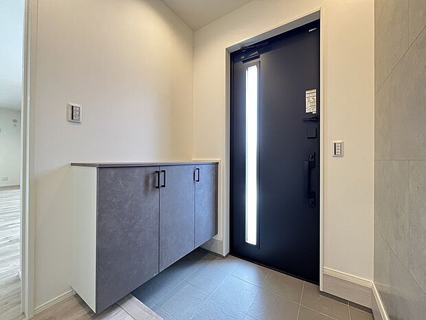 【同仕様写真(その他内観)】シューズボックス付きの玄関(1号地同仕様)