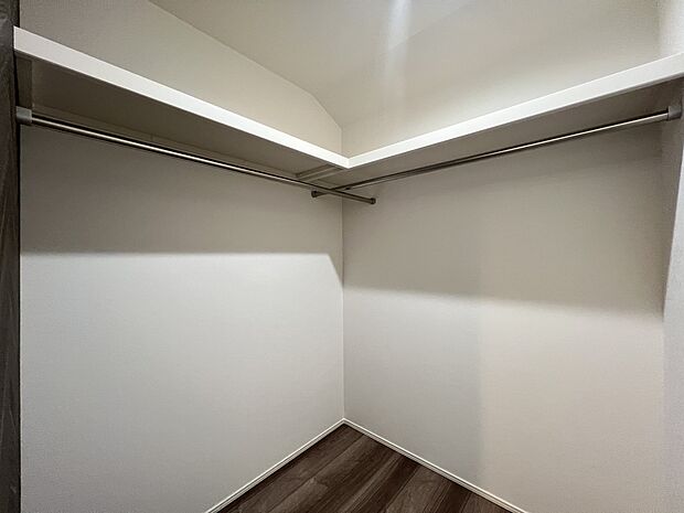 【同仕様写真(その他内観)】ハンガーパイプ付きのウォークインクローゼット(1号地同仕様)