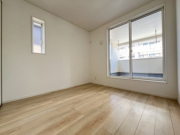 【同仕様写真(その他内観)】洋室6帖　全居室6帖以上のゆとりのある居宅です(1号棟同仕様)