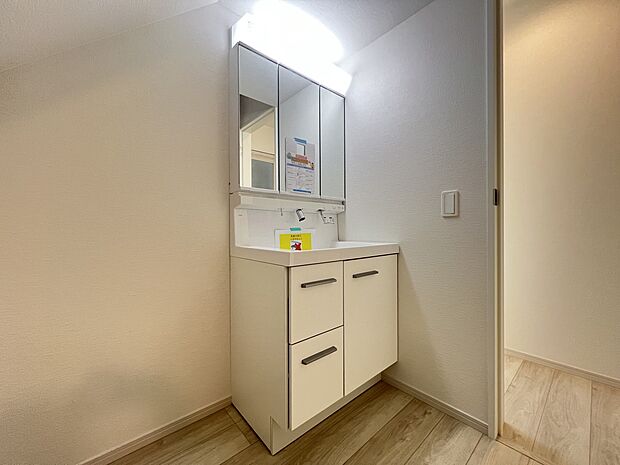 【同仕様写真(その他内観)】三面鏡仕様の洗面化粧台(同仕様)