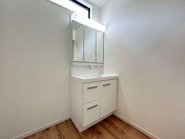 【同仕様写真(その他内観)】三面鏡仕様の洗面化粧台(同仕様)