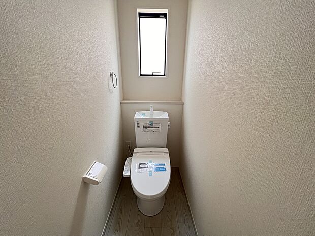 【その他内観】トイレは各階にご用意。ウォシュレット機能付き(同仕様)