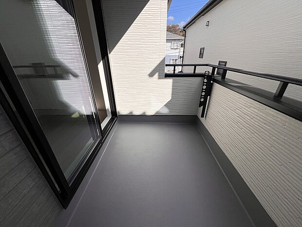 【バルコニー】8.5帖の洋室から出入り可能なバルコニー(A号棟)
