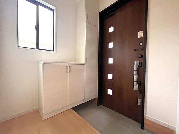 【同仕様写真(その他内観)】シューズボックス付きの玄関(同仕様)