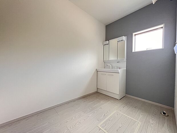 【同仕様写真(その他内観)】洗面脱衣室は広めの設計です(同仕様)