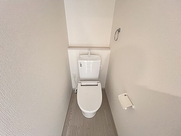 【その他内観】トイレは各階にご用意。ウォシュレット機能付き(同仕様)