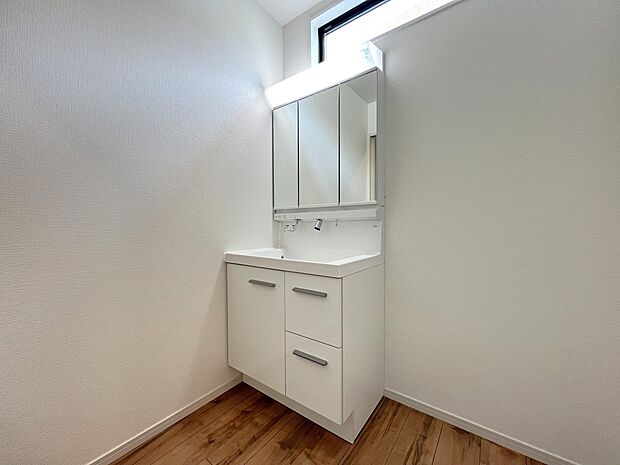 【同仕様写真(その他内観)】三面鏡仕様の洗面化粧台(3号棟同仕様)