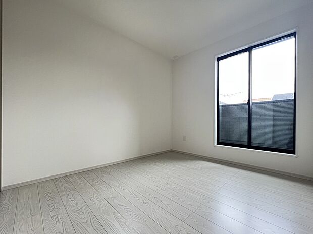 【同仕様写真(その他内観)】洋室7帖　WIC、バルコニー付のお部屋です(2号棟同仕様)