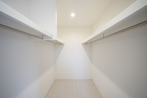 【同仕様写真(その他内観)】大容量のウォークインクローゼット(同仕様)