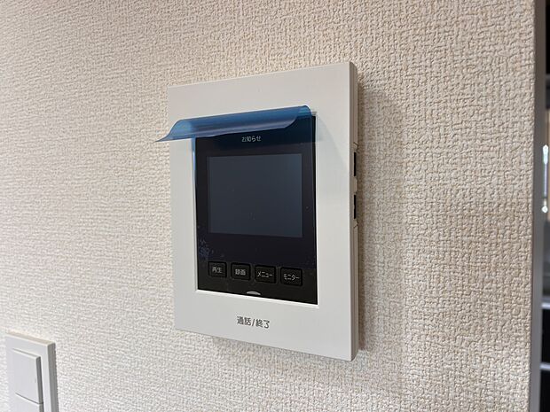 【防犯設備】TVモニター付きインターホン　手放し通話ができ、  送話表示灯で送話・受話状態が確認できます。