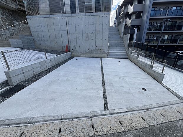 【駐車場】お車は2台並列で駐車可能です(2号棟)