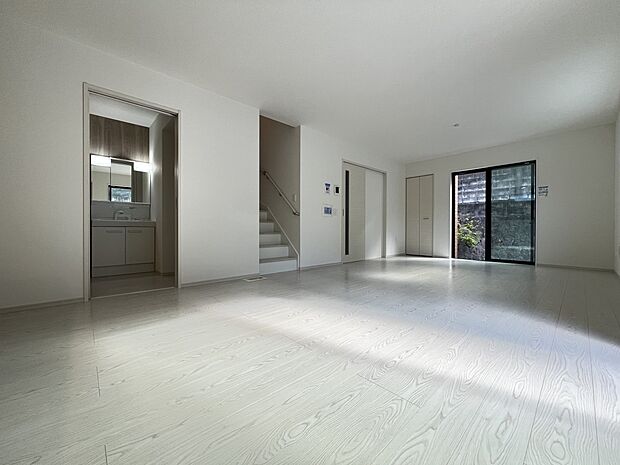 【リビング】家族団らんにピッタリの明るいリビング　是非現地でご体感ください(1号棟)