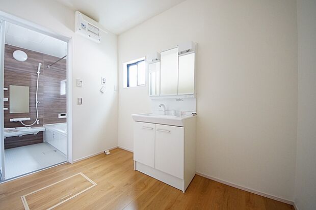 【同仕様写真(その他内観)】三面鏡仕様の洗面化粧台 脱衣所は広めの設計です(1号棟同仕様)