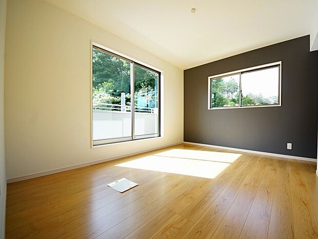 【同仕様写真(その他内観)】洋室8.2帖　WIC、バルコニー付きのお部屋です(1号棟同仕様)