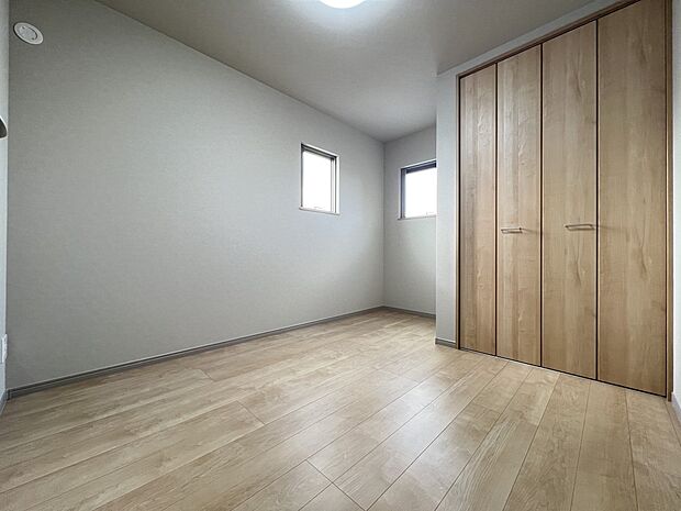 【洋室】洋室5.3帖　2階の居室は全室二面採光でどのお部屋も明るい印象！