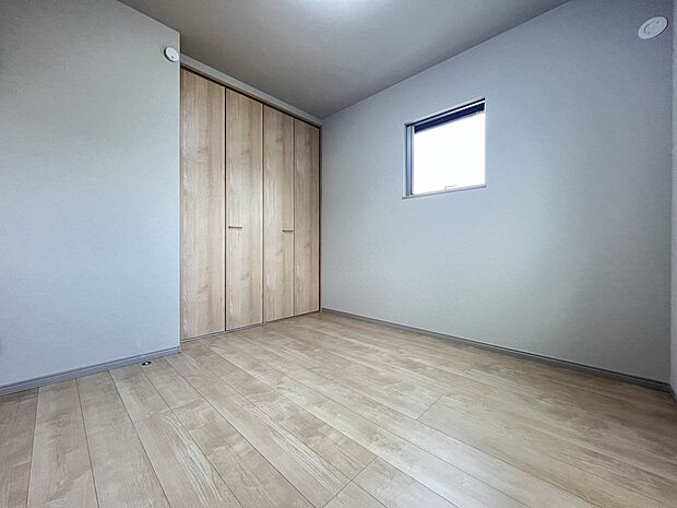 【洋室】洋室4.8帖　お子さまの居室にちょうど良い広さ