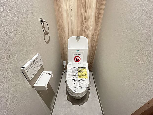 【トイレ】トイレは各階にご用意。ウォシュレット機能付き