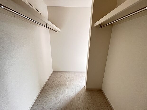 【防犯設備】外観を損なわないシンプルなデザインのシャッター。防犯や台風対策に効果的(同仕様)