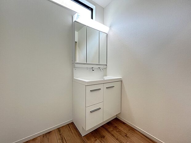 【同仕様写真(その他内観)】三面鏡仕様の洗面化粧台(2号棟同仕様)