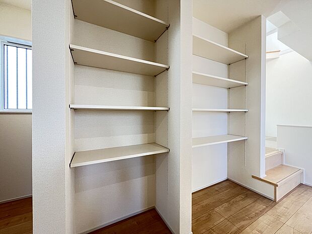 【収納】キッチン横収納スペース　便利な可動棚付きです(2号棟)