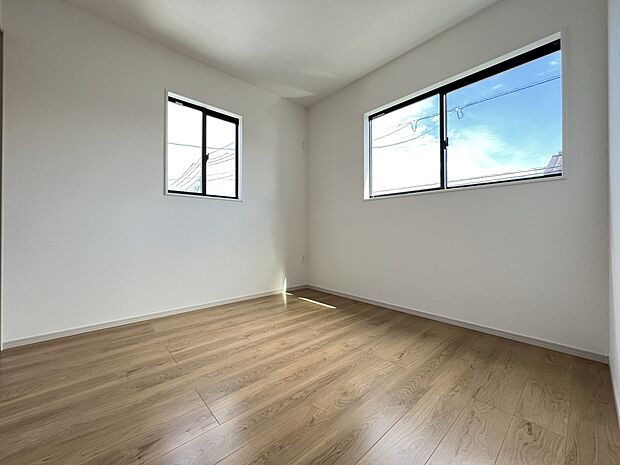 【同仕様写真(その他内観)】洋室8.1帖 アクセントクロスがお洒落な空間を演出(2号棟同仕様)