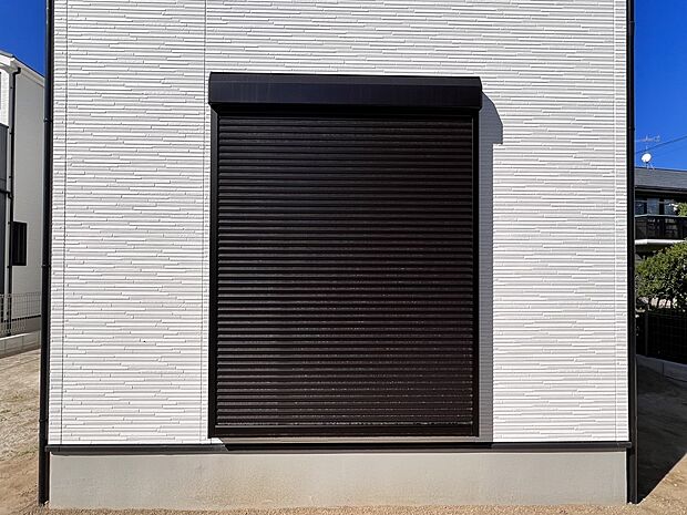 【防犯設備】外観を損なわないシンプルなデザインのシャッター。防犯や台風対策に効果的です(同仕様)